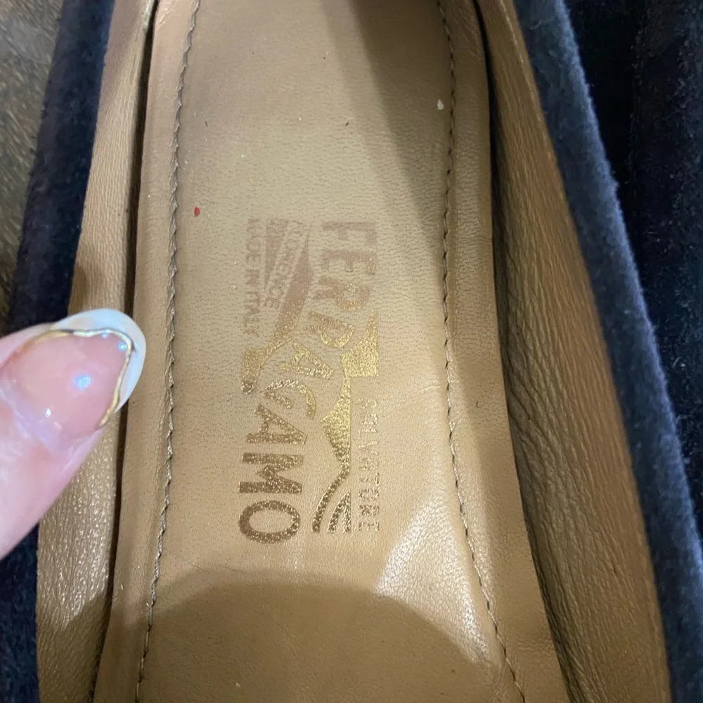 Salvatore ferragamo loafer .Black with gold hardwarre - Picture 9 of 13